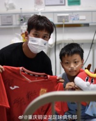 社会榜样，重庆铜梁龙俱乐部暖心探望患病小球迷