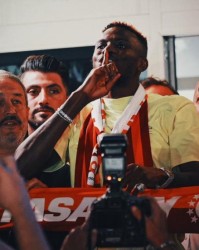 英雄联盟世界赛-奥西门租借加盟加拉塔萨雷：一场荒诞的皆大欢喜