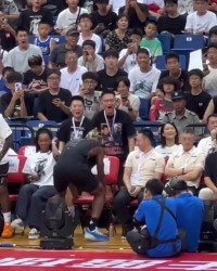 英雄联盟世界赛-🙈巴特勒中国行期间对着椅子做出“不可描述”庆祝动作