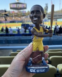 英雄联盟世界赛-做得几分像？道奇队主场给每位观众送出科比的摇头娃娃